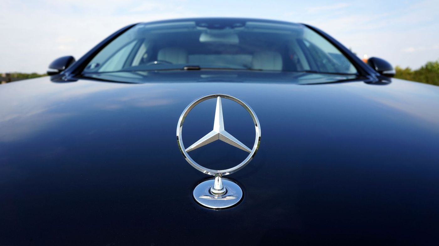 Black Mercedes chauffeur car ready for a Southampton cruise transfer
